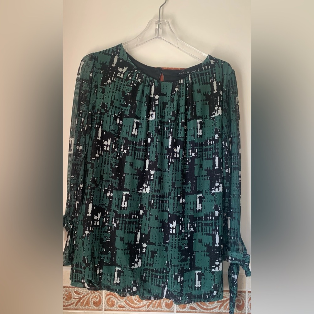 Women’s blouse size M brand new